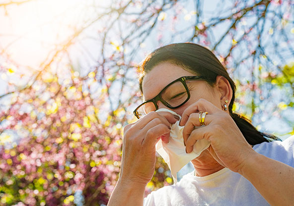 Woman is fighting against allergies